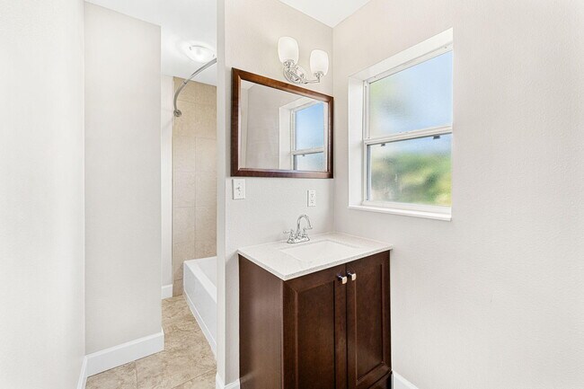 Building Photo - 406 N Neptune Dr