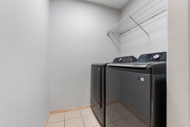 Building Photo - 4 Bed | 2.5 Bath Home with Garage, Yard & Modern Updates – SE Portland