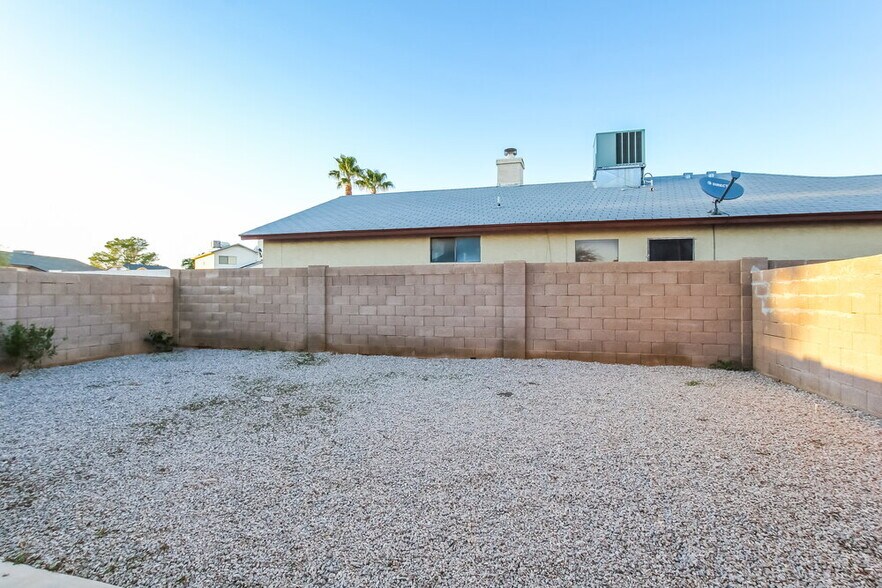 Building Photo - 8724 W John Cabot Rd