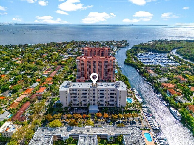 Building Photo - 90 Edgewater Dr