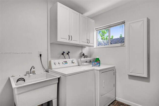 Building Photo - 6421 NE 22nd Ave