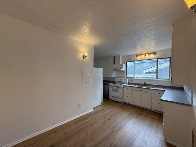 Building Photo - 777 W 10th Ave