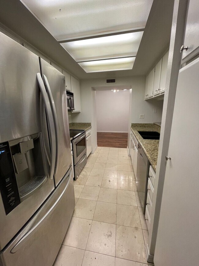 Building Photo - 600 W 9th St