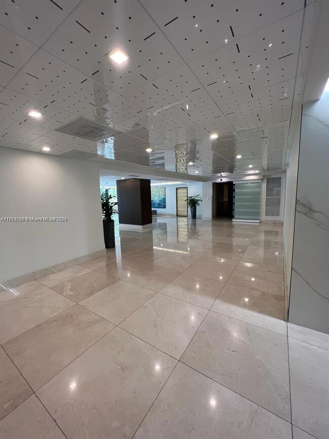 Building Photo - 540 Brickell Key Dr