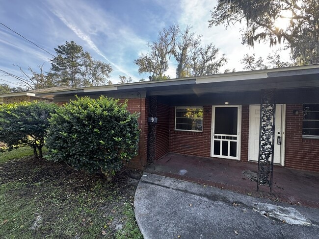 Building Photo - Duplex For Rent