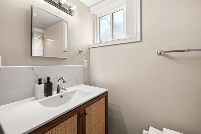 Building Photo - Mid-Century Classic! 3bd/3ba 2700 sf Short Term- FULLY FURNISHED!