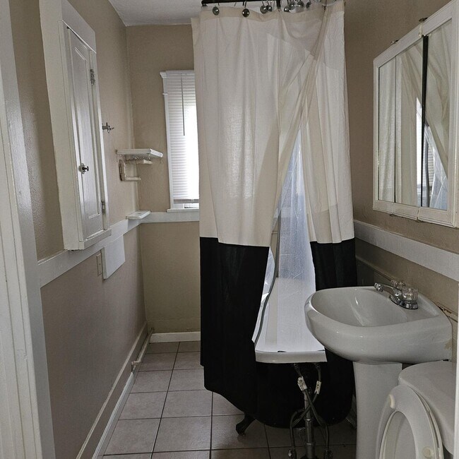 Building Photo - 401/403 Johnson