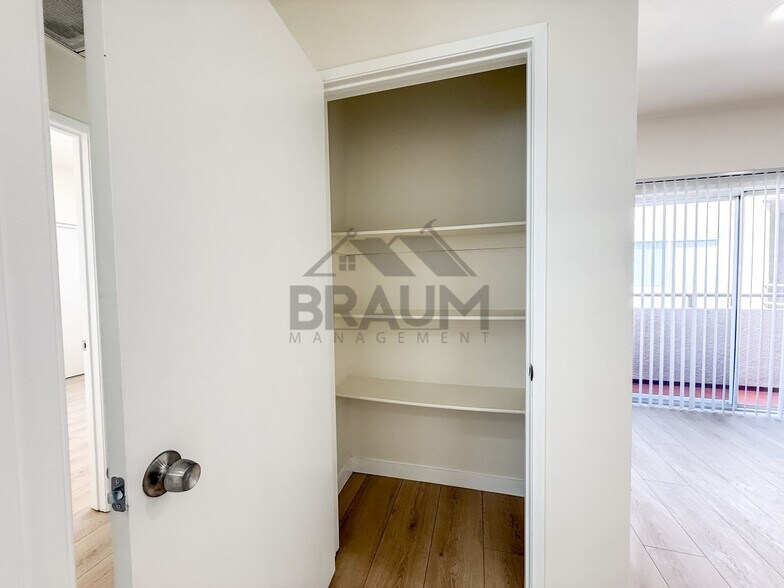 Building Photo - 11459 Collins St