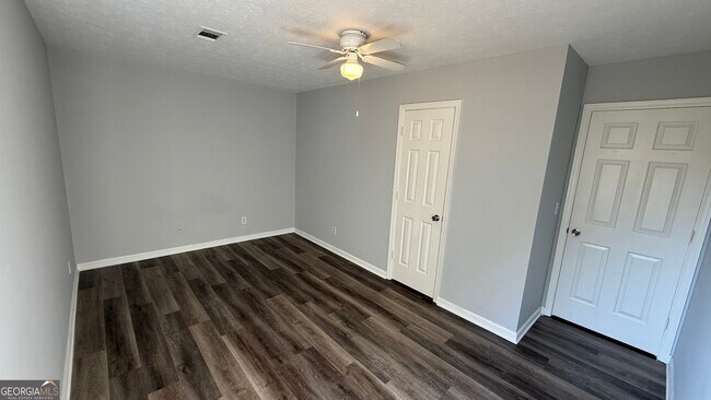 Building Photo - 110 Central Lake Dr