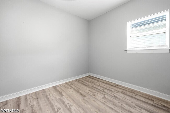 Building Photo - 28093 Sanibel Sands St