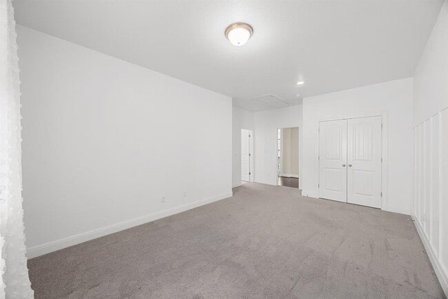 Building Photo - 5501 La Canada Wy