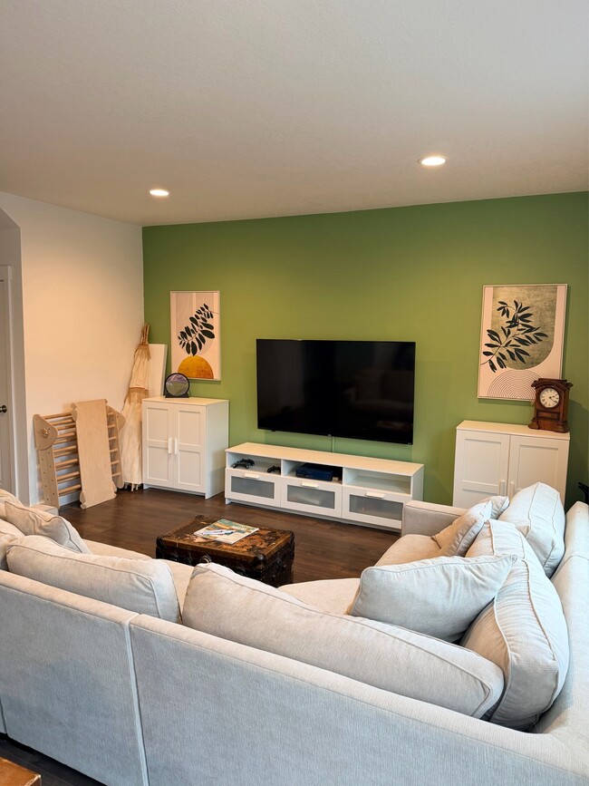 Building Photo - 995 NE Wildwood Dr