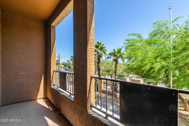 Building Photo - 2450 W Glenrosa Ave