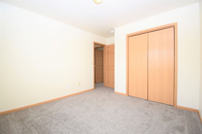 Building Photo - Townhouse style 2bed 1.5bath with attached...