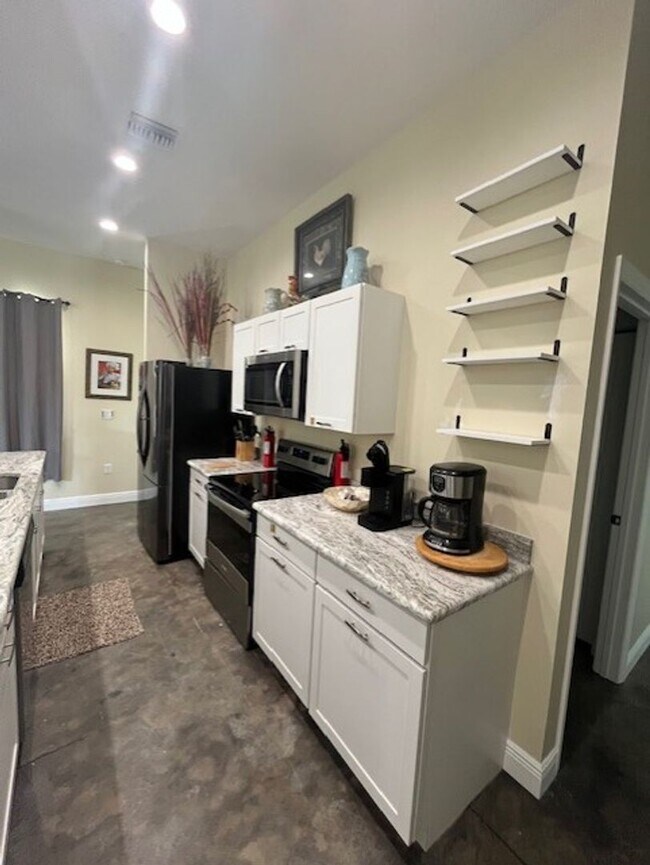 Building Photo - Gorgeous Fully Furnished 4BR/3BA Home – Id...
