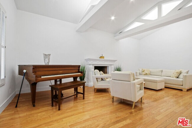 Primary Photo - 352 S Wetherly Dr