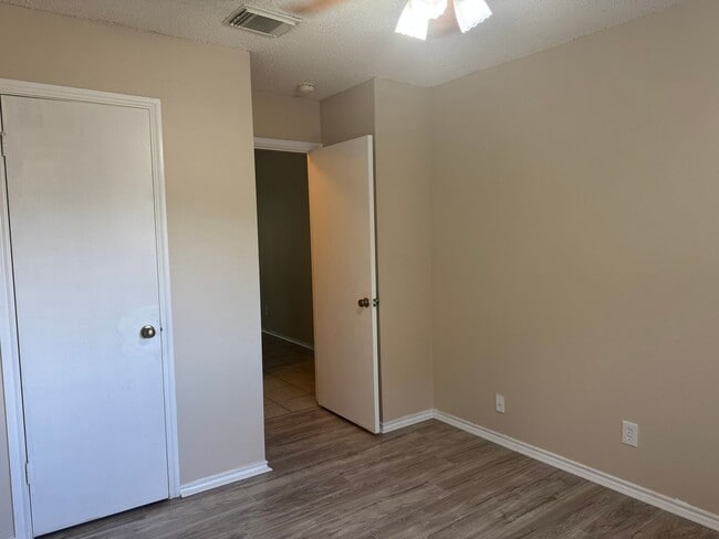 Building Photo - 8003 Chestnut Manor Dr