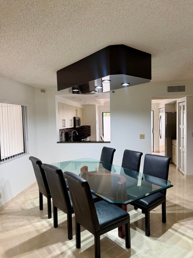 Building Photo - 15321 Strathearn Dr