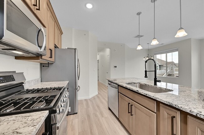Building Photo - $2,150 - 2 Bed,1 Bath, Updated townhome in...