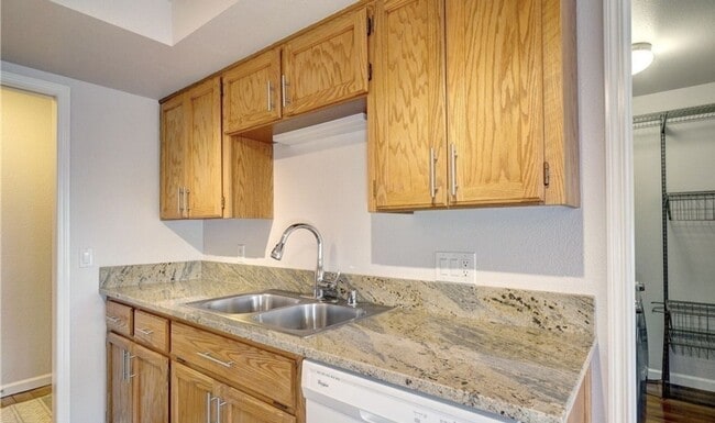 Building Photo - Charming 2 BR 2 Ba Apartment/Condo