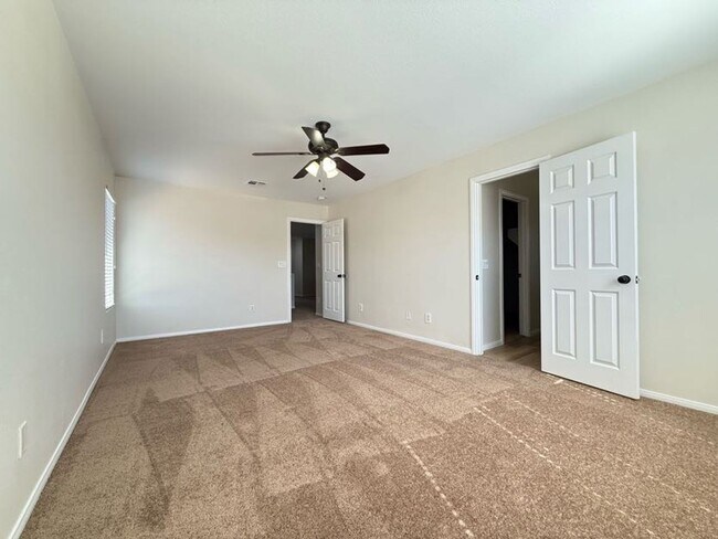 Building Photo - 4 Bedrooms, Den, and Loft
