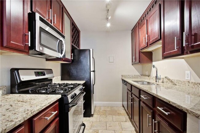 Building Photo - 700 E 8th St