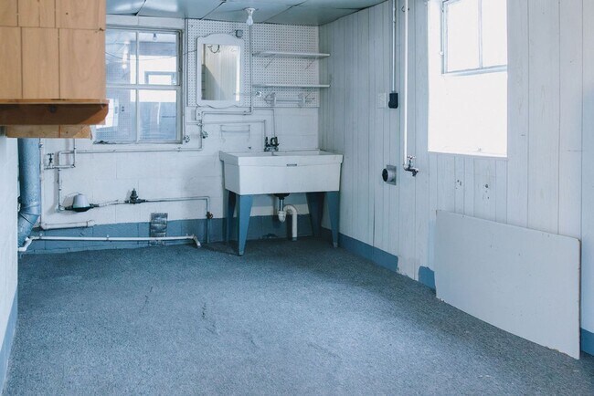 Building Photo - 114 Thompson St