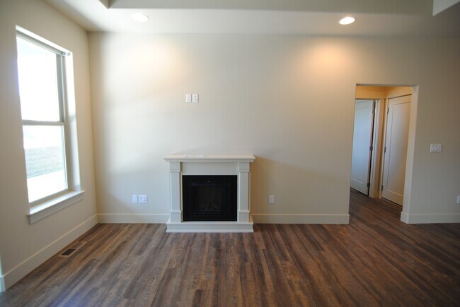 Building Photo - 1712/1714 Danny Boy Ln. Duplex