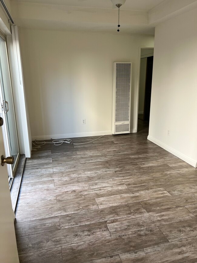 Building Photo - 4015 Crest Dr