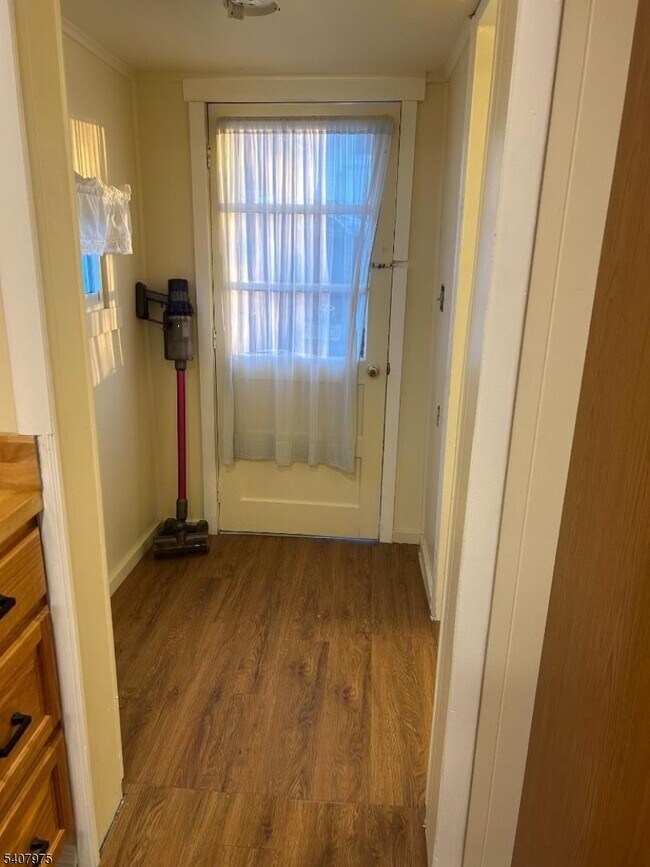 Building Photo - 44 Oak St