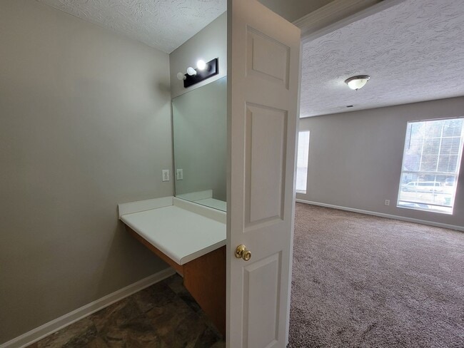 Building Photo - Gorgeous Split-Level 2 Story Home New Paint