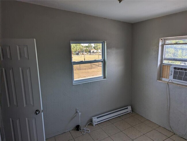 Building Photo - 2000 Queensboro Ave S