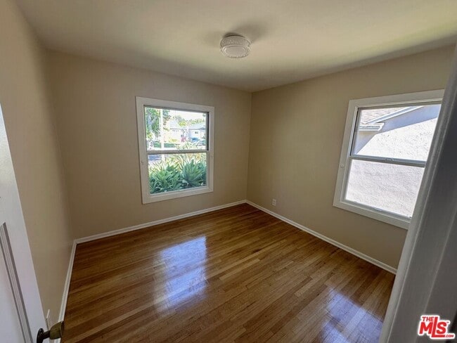 Building Photo - 3169 S Bentley Ave