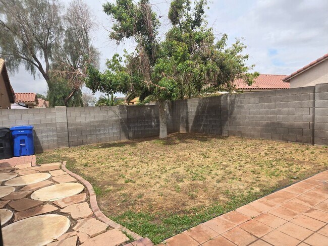 Building Photo - 3 bed, 2 bath in Surprise
