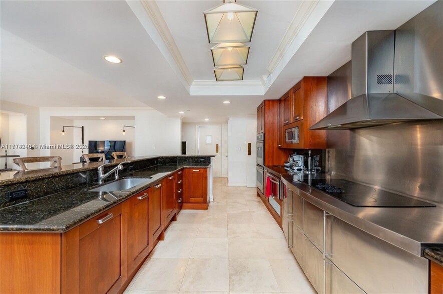 Building Photo - 20201 E Country Club Dr