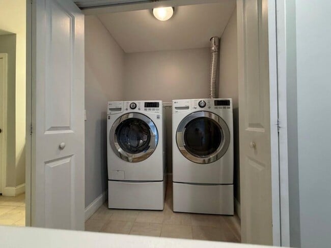 Building Photo - 75 Deerwood Dr