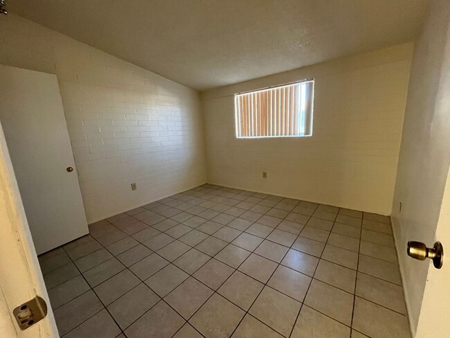 Building Photo - 3 bedroom 1 bath home with yard and covered parking