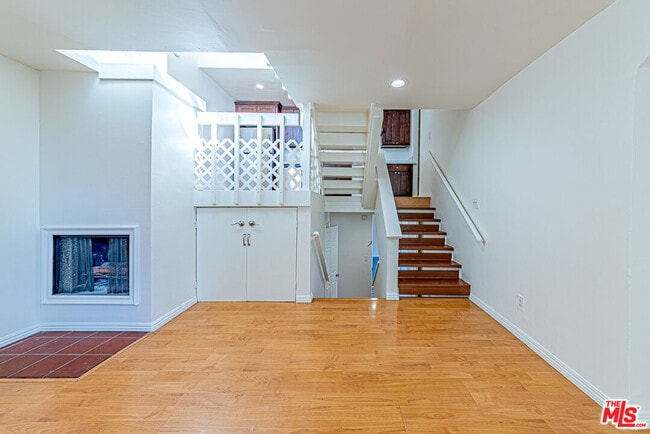 Building Photo - 933 S Manhattan Pl