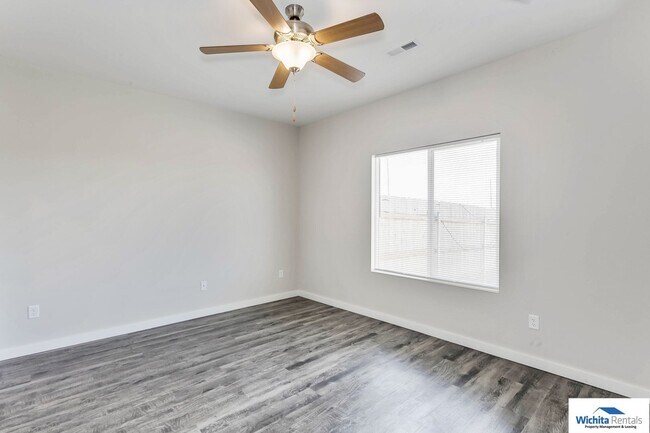 Building Photo - Newer 3 bedroom 2 bath Duplex in Goddard