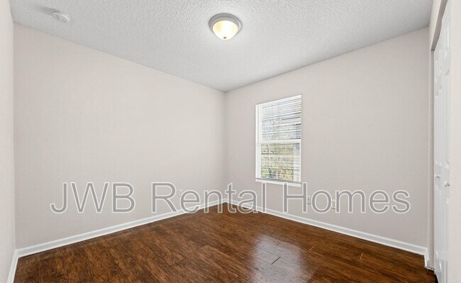 Building Photo - 525 Meteor St