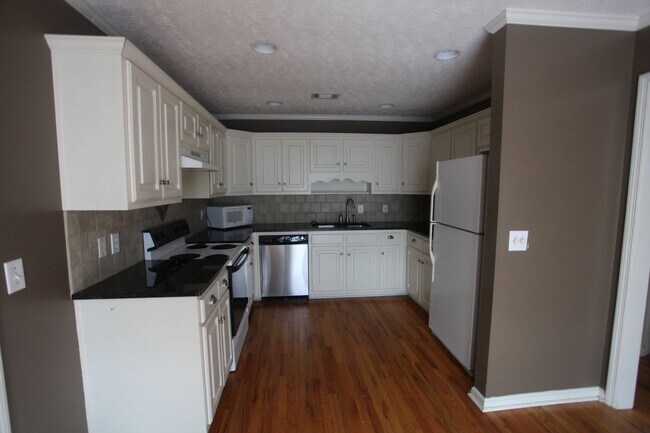 Building Photo - 3 Bedroom/ 2 Bathroom Home!