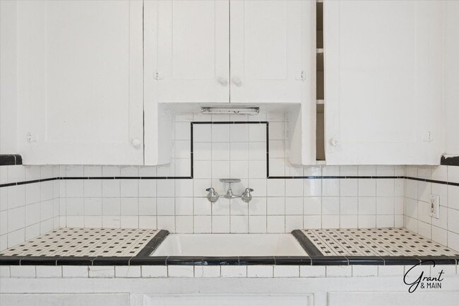 Building Photo - $1,200 - Large East Side 3 Bedroom