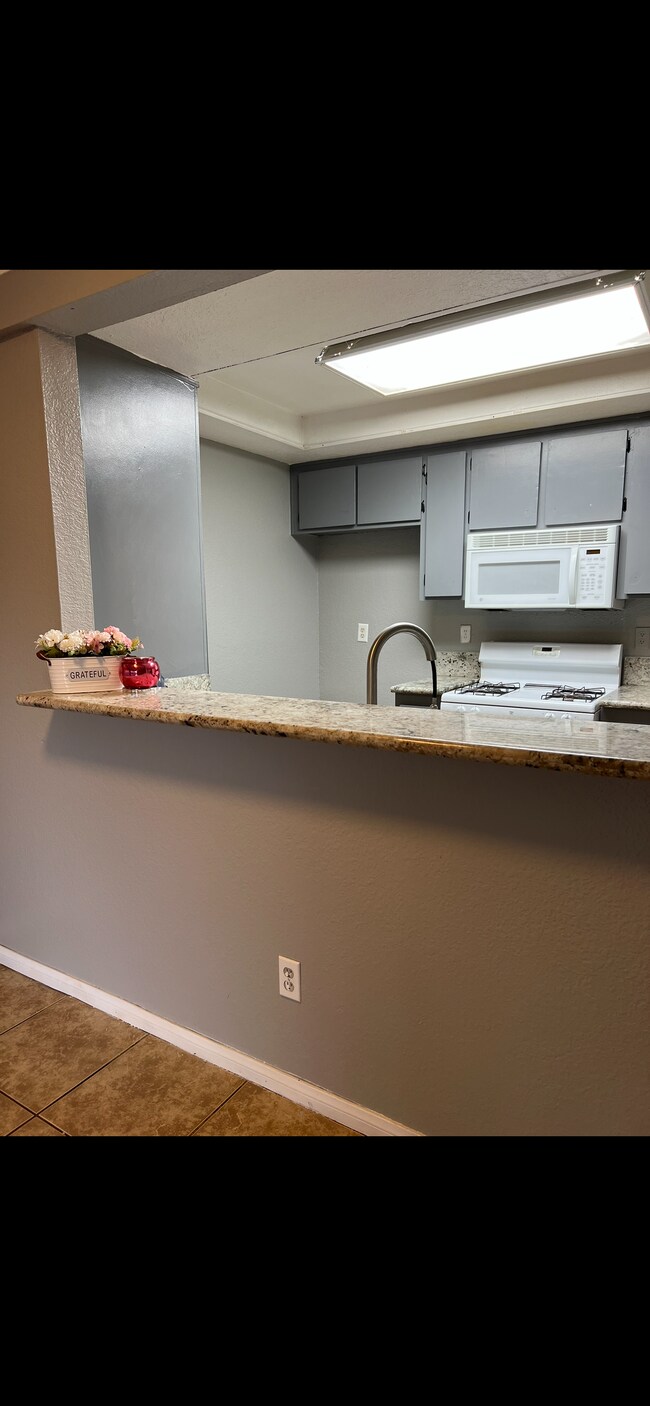 Building Photo - 1460 Kendall Dr