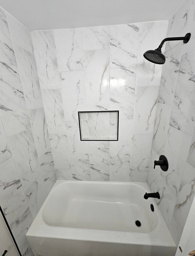 Building Photo - 3 Bed / 2 Bath Brick Home - showings start 12/3