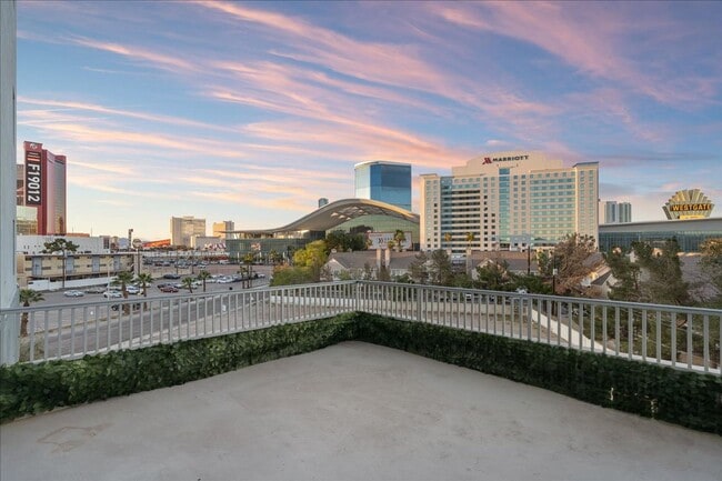 Building Photo - Fabulous Highrise Condo with Stripe Views!