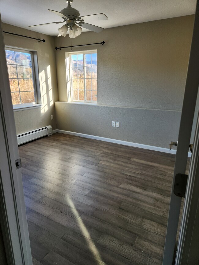 Building Photo - 495 River View Dr