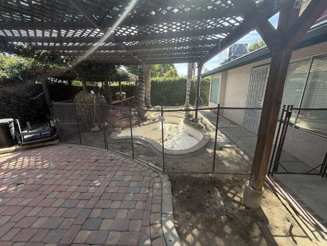 Building Photo - Spacious 4 Bed / 2 Bath Home with Loft, Fireplace & Beautiful Outdoor Entertaining Area!