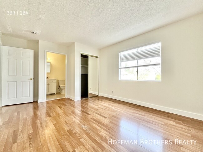 Building Photo - 5917 Woodman Ave