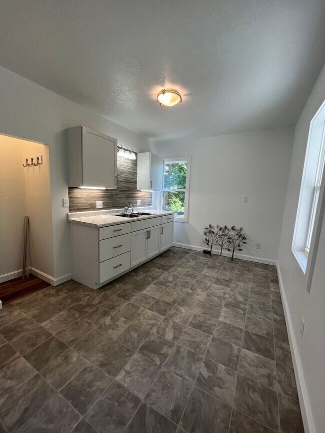 Building Photo - Recently Updated 2 Bed/1 Bath Upper Level Duplex Near Downtown!