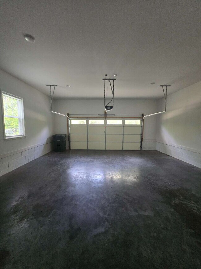 Building Photo - Charming 3-Bedroom Retreat Near Hamilton Place